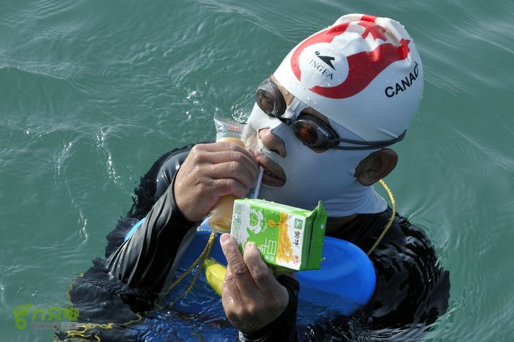 2013-12-26 横渡三亚湾东岛老赵---面包加牛奶。