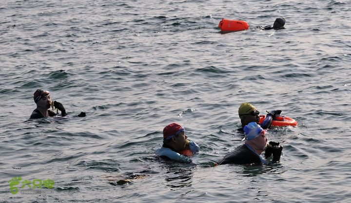 2013-12-26 横渡三亚湾东岛大家都是在水中完成补给。