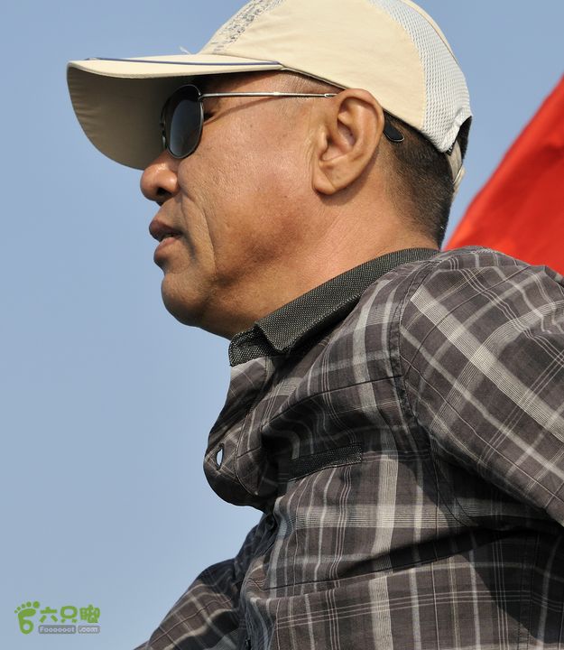 2013-12-26 横渡三亚湾东岛船上后勤人员， 也要跃跃欲试， 准备下海了！