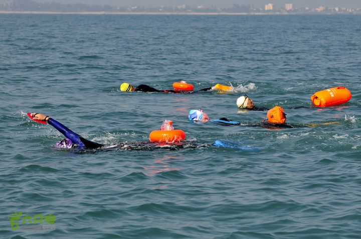 2013-12-26 横渡三亚湾东岛最后还有 800米。 判断目前的海流和风浪比较稳定， 风险很小， 决定： 来一个最后冲刺！激情释放！