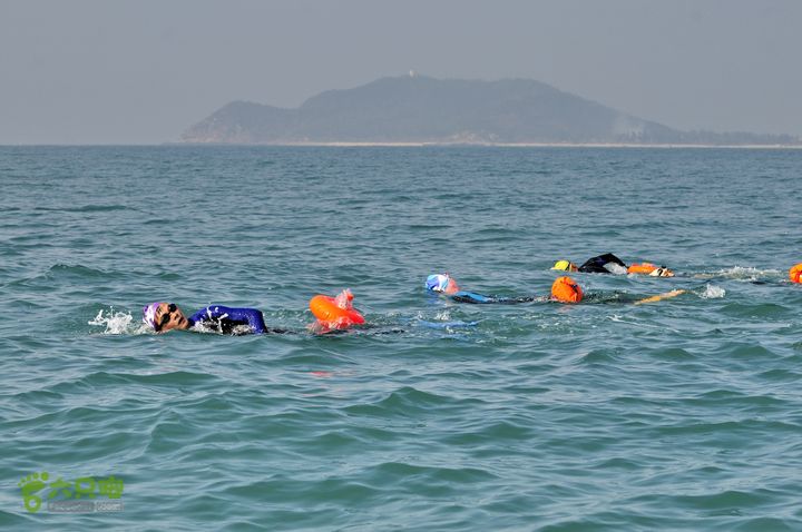 2013-12-26 横渡三亚湾东岛最后还有 800米。 判断目前的海流和风浪比较稳定， 风险很小， 决定： 来一个最后冲刺！激情释放！
