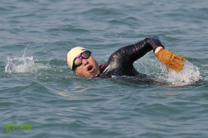 2013-12-26 横渡三亚湾东岛执行总指挥也下水了！