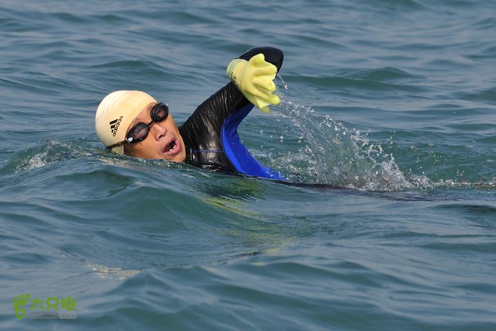 2013-12-26 横渡三亚湾东岛老李， 奋勇前进！