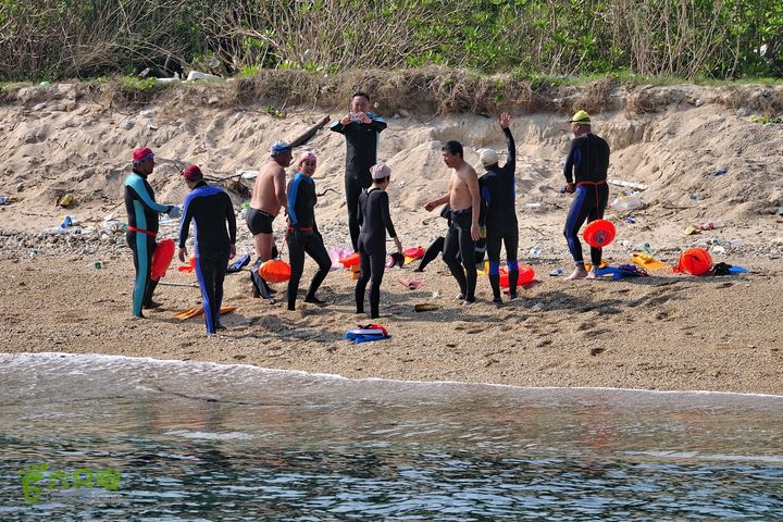 2013-12-26 横渡三亚湾东岛10 名勇士全部登陆了！ 记下这一历史时刻！