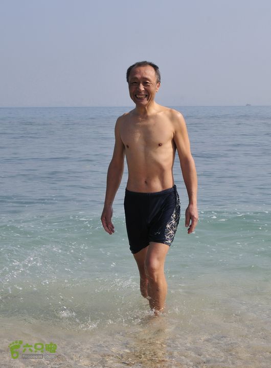 2013-12-26 横渡三亚湾东岛海水格外清， 心情无比好！