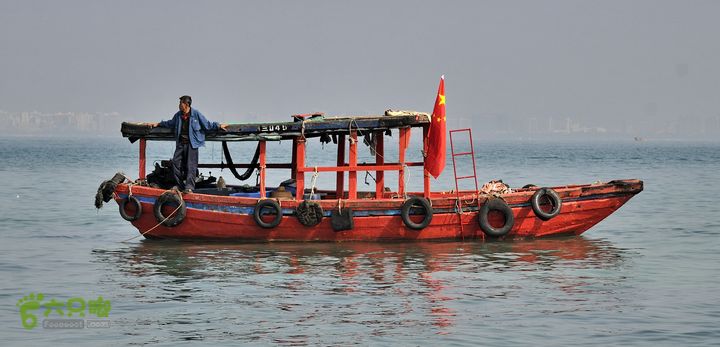 2013-12-26 横渡三亚湾东岛小船儿， 在静静地等待我们返航！