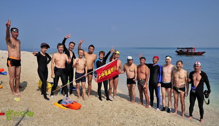 2013-12-26 横渡三亚湾东岛全体人员合影。