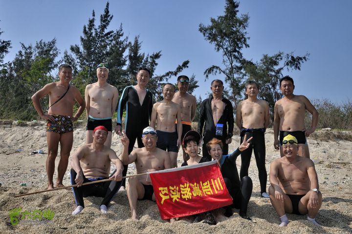 2013-12-26 横渡三亚湾东岛全体人员合影。  换个角度。