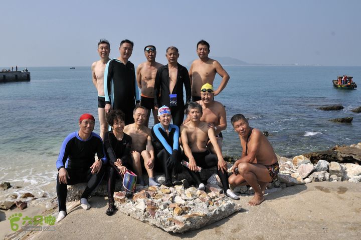 2013-12-26 横渡三亚湾东岛背靠西岛， 合影。