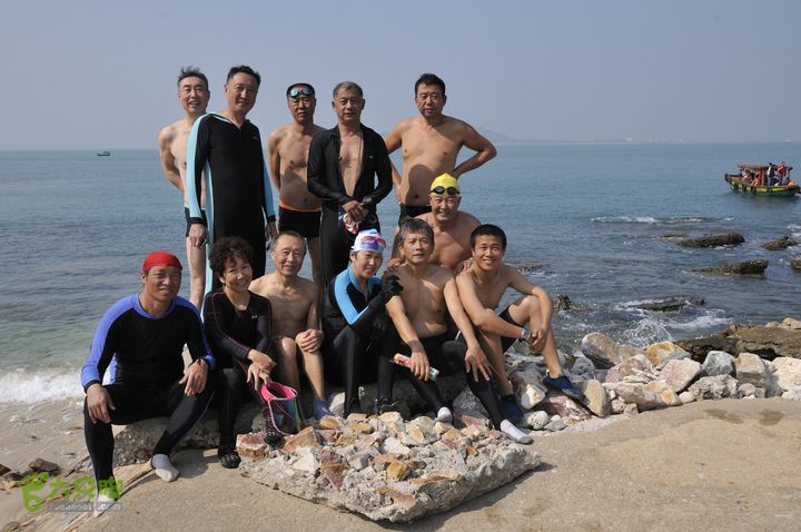 2013-12-26 横渡三亚湾东岛背靠西岛， 合影。