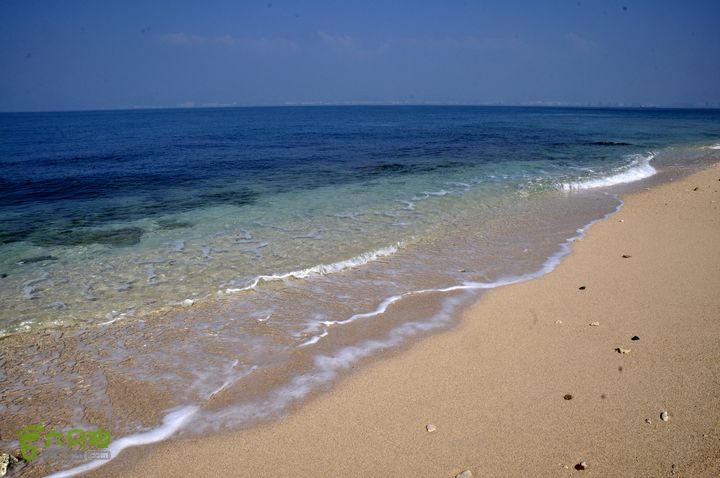 2013-12-26 横渡三亚湾东岛站在东岛， 回看三亚湾城市。