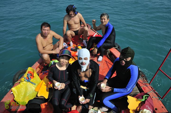 2013-12-26 横渡三亚湾东岛返航了！  大家仍然是兴奋不止！