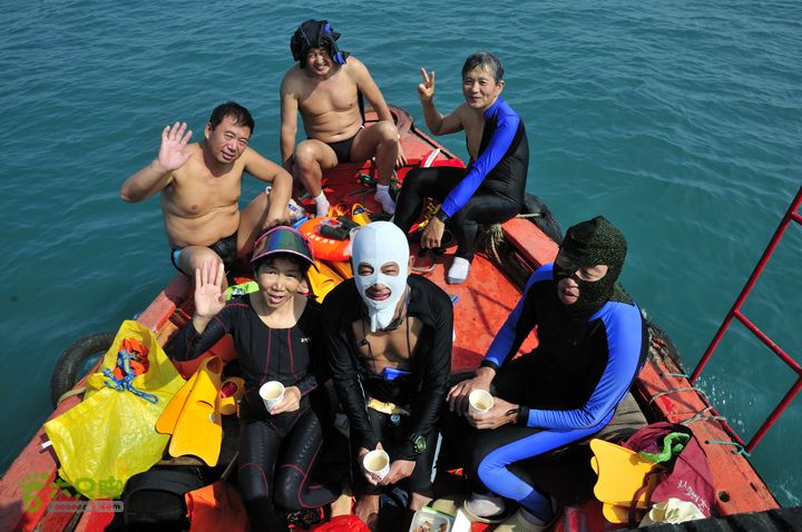 2013-12-26 横渡三亚湾东岛返航了！  大家仍然是兴奋不止！