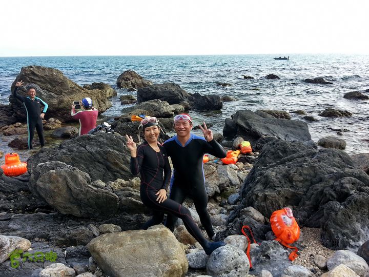 2014-01-06 三亚- 大小东海连贯游行珊瑚湾---悬崖峭壁， 进入此区非常困难， 只能攀岩才可到达。 我们游进来了。