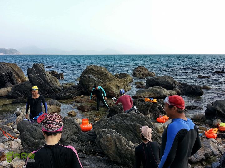 2014-01-06 三亚- 大小东海连贯游行珊瑚湾---悬崖峭壁， 进入此区非常困难， 只能攀岩才可到达。 我们游进来了。