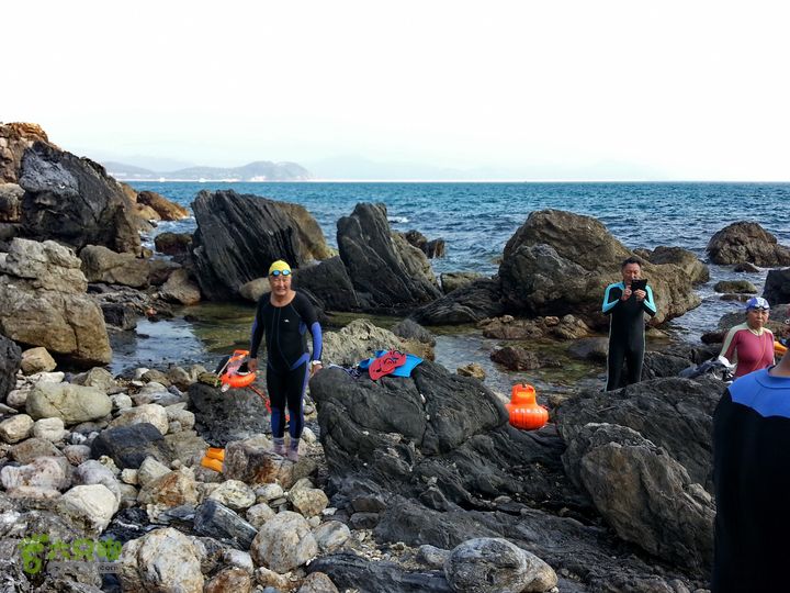 2014-01-06 三亚- 大小东海连贯游行珊瑚湾---悬崖峭壁， 进入此区非常困难， 只能攀岩才可到达。 我们游进来了。