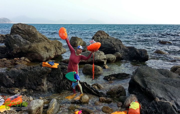 2014-01-06 三亚- 大小东海连贯游行珊瑚湾---悬崖峭壁， 进入此区非常困难， 只能攀岩才可到达。 我们游进来了。