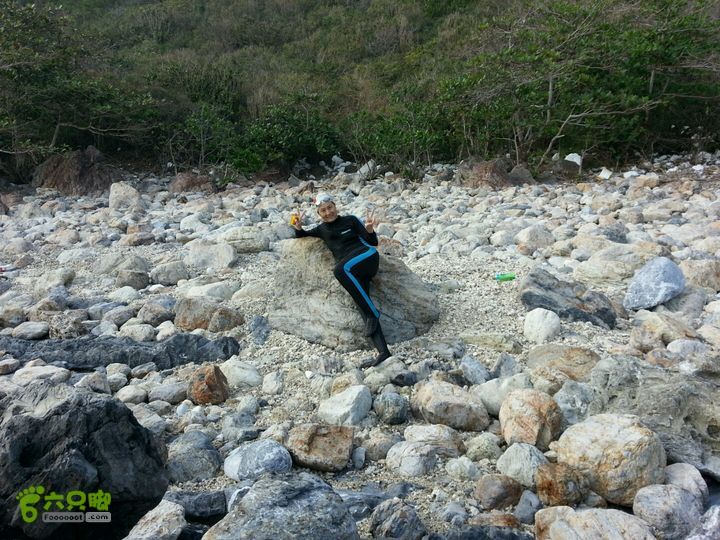 2014-01-06 三亚- 大小东海连贯游行珊瑚湾---悬崖峭壁， 进入此区非常困难， 只能攀岩才可到达。 我们游进来了。