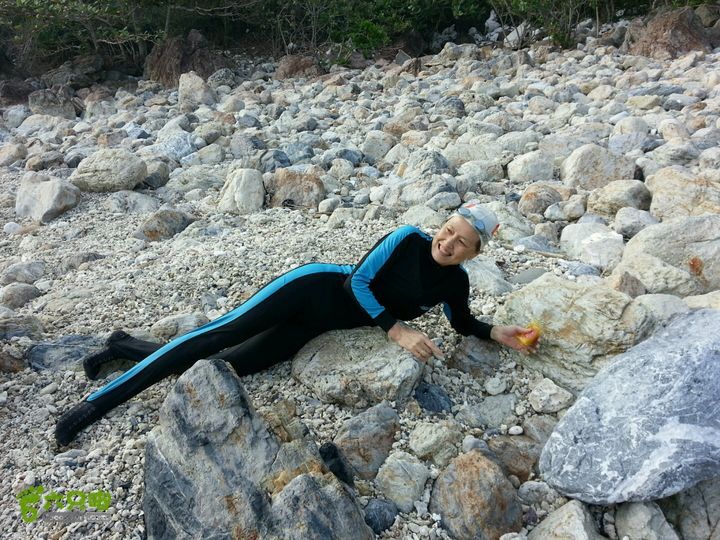 2014-01-06 三亚- 大小东海连贯游行珊瑚湾---悬崖峭壁， 进入此区非常困难， 只能攀岩才可到达。 我们游进来了。