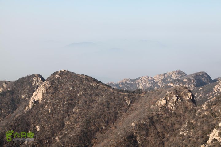 泰山拔山沟-水湾沟-风门-中山梁-龙傲山梁-三岔五沟西山梁及远处隐现的山峰