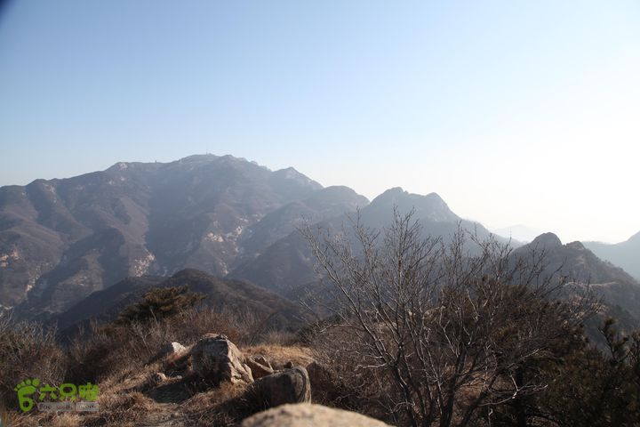 泰山拔山沟-水湾沟-风门-中山梁-龙傲山梁-三岔五沟中山梁延伸至龙蛟峰后拐弯，又称龙傲山梁（通往傲徕峰）