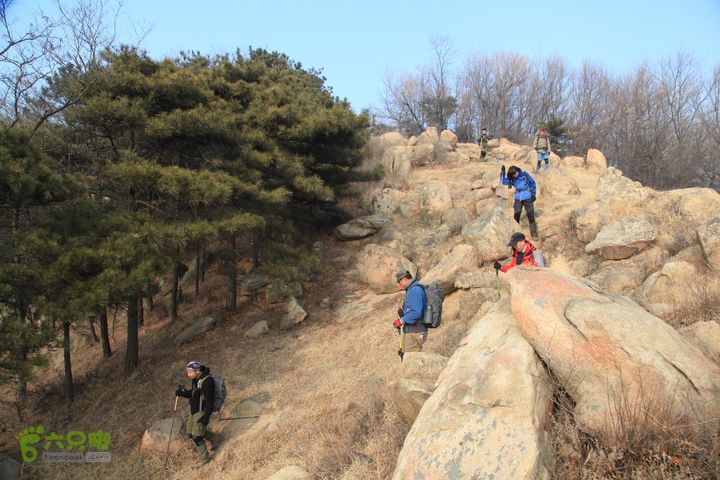 泰山拔山沟-水湾沟-风门-中山梁-龙傲山梁-三岔五沟下至十字垭口，火焰山矗立垭口