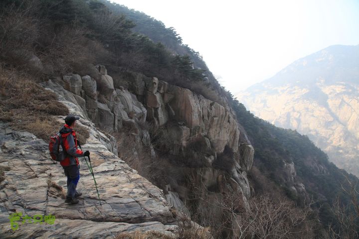 泰山拔山沟-水湾沟-风门-中山梁-龙傲山梁-三岔五沟绕行傲徕峰，走到悬崖边再往山上切