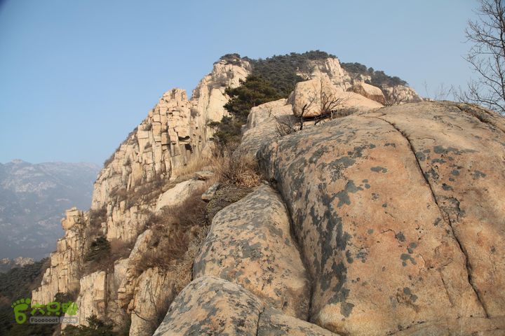 泰山拔山沟-水湾沟-风门-中山梁-龙傲山梁-三岔五沟从大石头脊背能登上傲徕峰