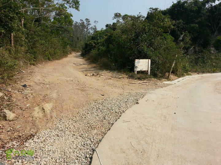 2014-01-21 三亚牛车湾探新水泥路这里是重要的岔路口：老路和南下水泥路！