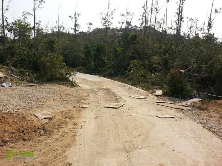 2014-01-21 三亚牛车湾探新水泥路未完工。