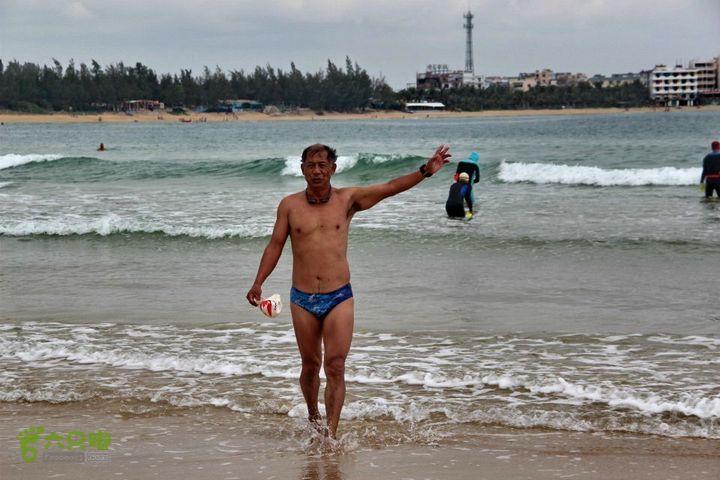 2014-02-07横渡海南蜈支洲岛横渡蜈支洲岛，只游了单程， 不尽兴。 回头有来到这里---后海， 补游了 3 公里！