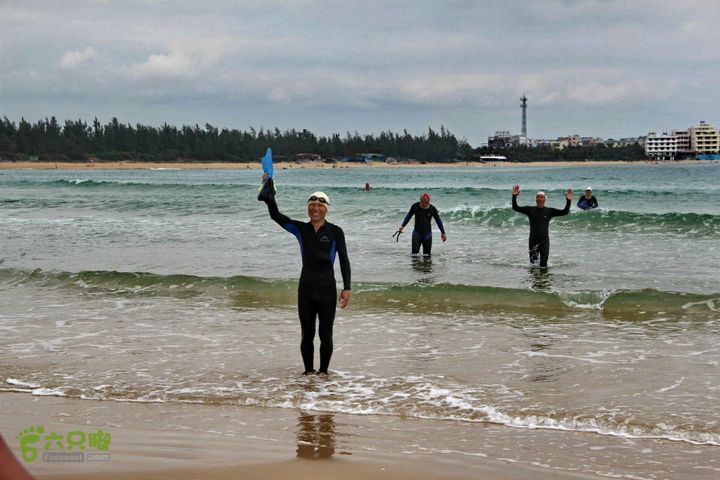 2014-02-07横渡海南蜈支洲岛横渡蜈支洲岛，只游了单程， 不尽兴。 回头有来到这里---后海， 补游了 3 公里！
