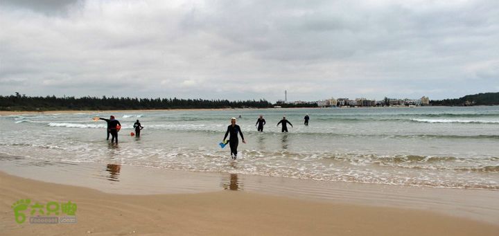 2014-02-07横渡海南蜈支洲岛横渡蜈支洲岛，只游了单程， 不尽兴。 回头有来到这里---后海， 补游了 3 公里！