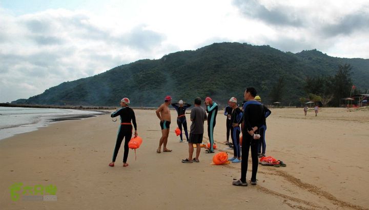 2014-02-07横渡海南蜈支洲岛横渡蜈支洲岛，只游了单程， 不尽兴。 回头有来到这里---后海， 补游了 3 公里！