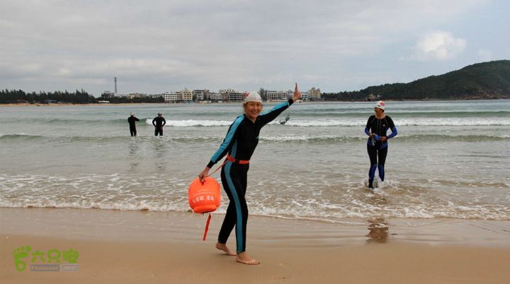 2014-02-07横渡海南蜈支洲岛横渡蜈支洲岛，只游了单程， 不尽兴。 回头有来到这里---后海， 补游了 3 公里！