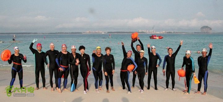 2014-02-07横渡海南蜈支洲岛15人 成功登陆蜈支洲岛！ 历时 1小时 13分。  合影留念！