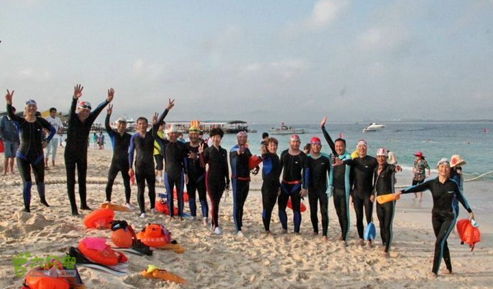 2014-02-07横渡海南蜈支洲岛15人 成功登陆蜈支洲岛！ 历时 1小时 13分。  合影留念！