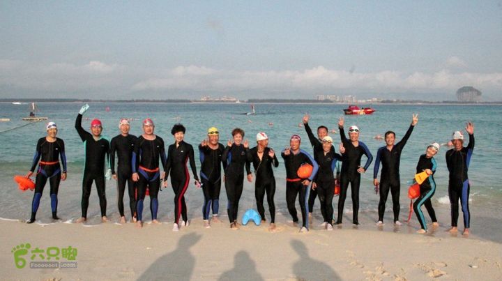 2014-02-07横渡海南蜈支洲岛15人 成功登陆蜈支洲岛！ 历时 1小时 13分。  合影留念！