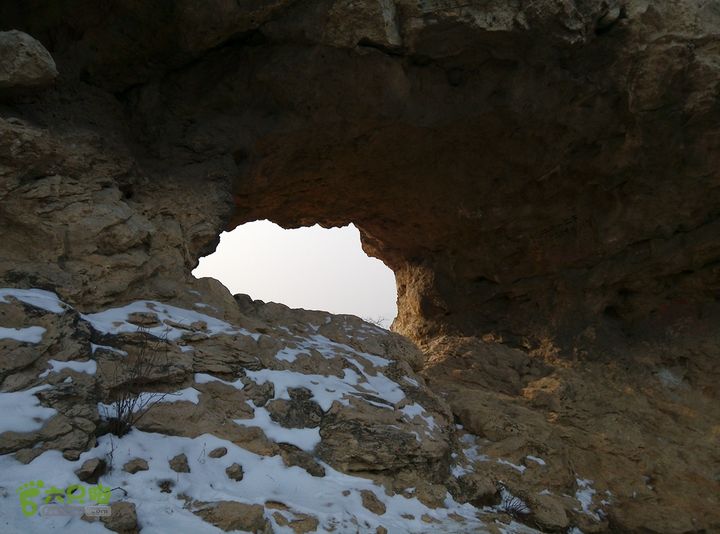 灰地小店子村铁陀山脚任老师墓绝壁天险山谷东港村天门山石长城天门洞