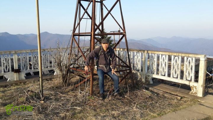 一日七尖标准线路（起点终点都在山脚下）仙人顶最高处的平台上留影