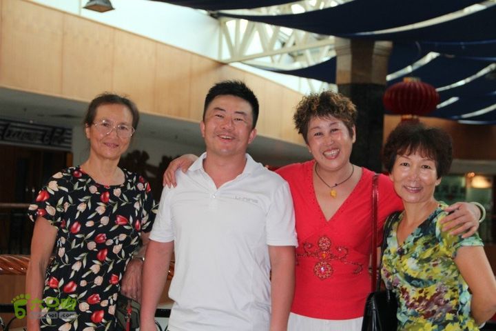 2014-03-27 三亚东岛+西岛串联横渡-创造新的历史！2010年成功横渡琼州海峡的刘舰与我们三位女将合影。