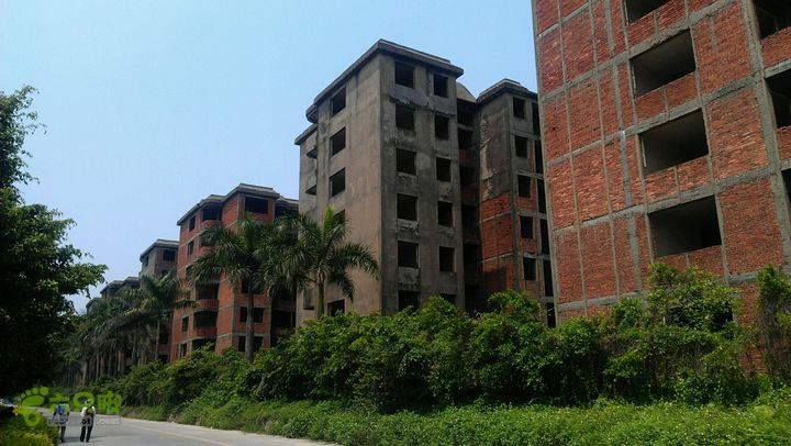 灯笼纱徒步(灯笼路口-竹排村)2014-04-13 13:18:47右侧大片的烂尾楼