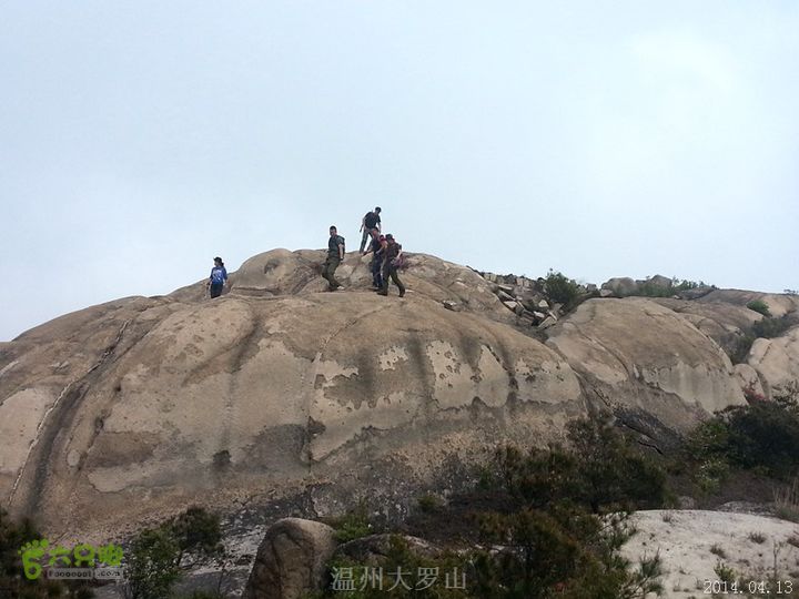 温州大罗山一日精典线在大石壁上找下山的出路也是件技术活，有时明明不是路的地方，偏偏路就在这里