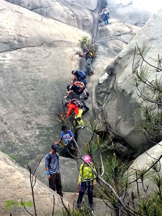 温州大罗山一日精典线撑着岩缝往下挪，最低下是块大石头，边上是深深的石缝，跳下去还要当心落脚不稳