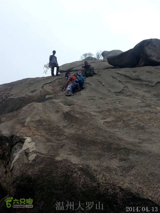 温州大罗山一日精典线下大石坡需要时时小心，石坡的高度可不是一二米，而是近十米