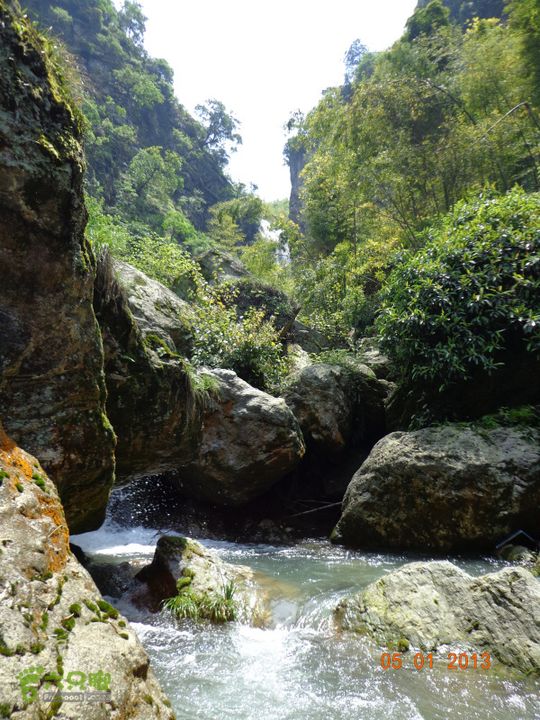 新邵川岩山穿透石头与水