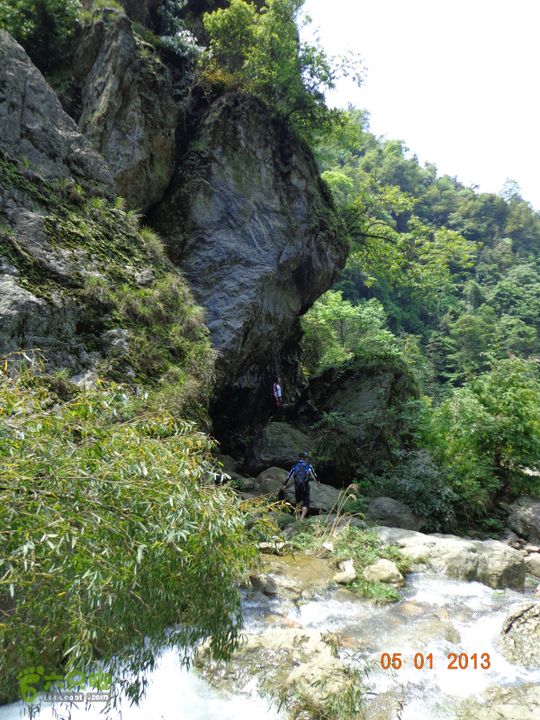 新邵川岩山穿透狭缝