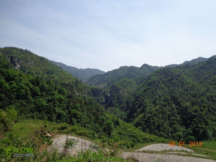 新邵川岩山穿透远望瀑布