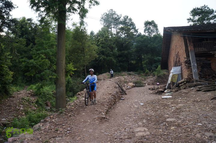 新邵川岩山穿透终于走出山了