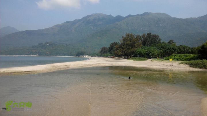广州1778户外～香港凤凰径第12段徒步2014-04-27 09:45:24回望昨晚露营的贝澳沙滩，远处的高山是大东山